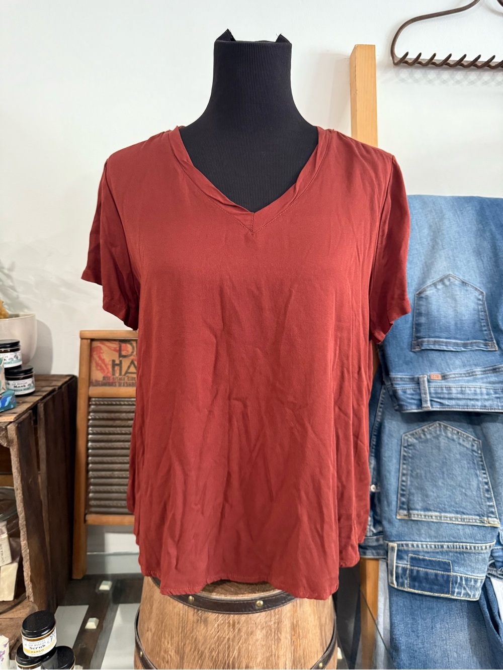 ALEX + JORDAN Short Sleeve V-Neck Rust Top (LG)